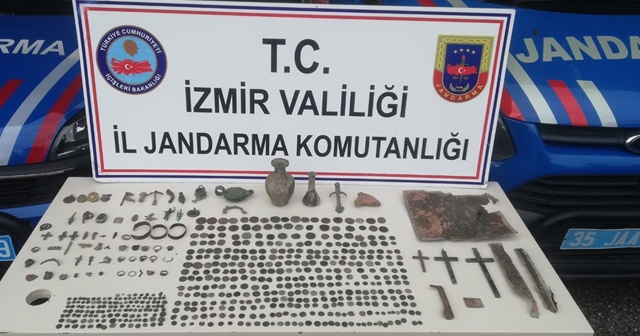 İzmir&#039;deki kaçakçılık operasyonunda 575 parça tarihi eser ele geçirildi