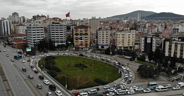 Kadıköy&#039;de şüpheli çanta polisi alarma geçirdi: Trafik felç oldu