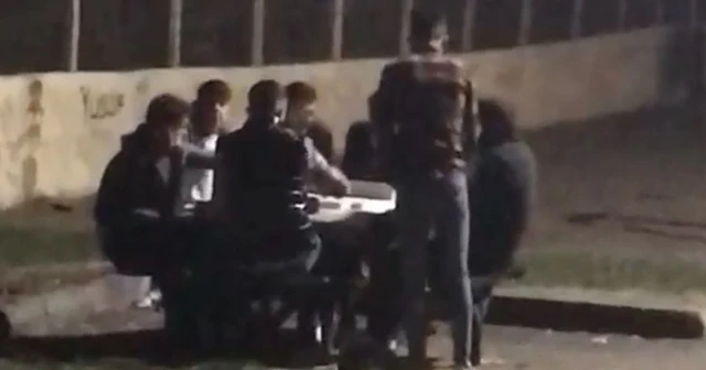 Kısıtlama saatinde parkta okey pahalıya patladı