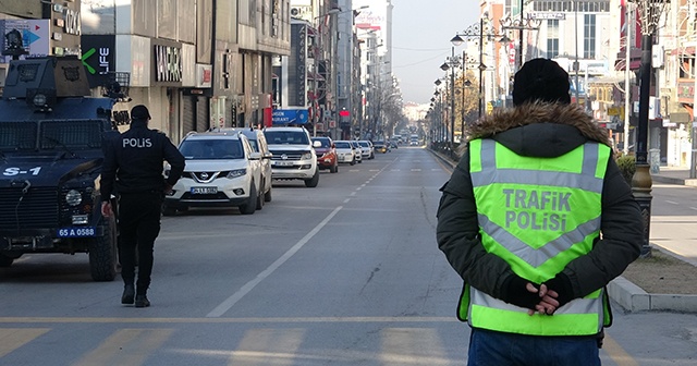 Kısıtlamada maske cezası yedi, gazetecilere kızdı