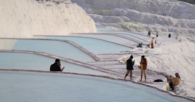 Kısıtlamadan muaf olan turistler Pamukkale’ye doyamadı