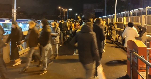 Kısıtlamaya 1 saat kala insan ve araç yoğunluğu arttı