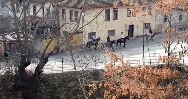 Kısıtlamaya uymadılar; kimi at bindi, kimi sokakta maç yaptı, kimi gezdi