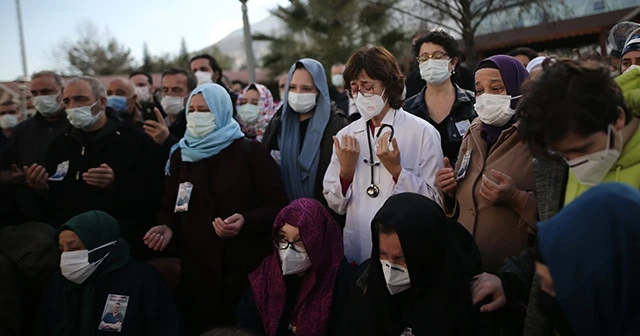 Koronavirüse yenilen yılın doktoru gözyaşlarıyla son yolculuğuna uğurlandı