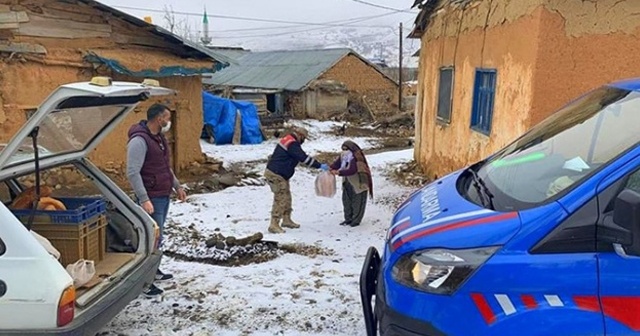 Köylerdeki vatandaşlara ekmeği jandarma ulaştırdı