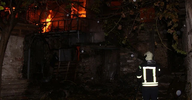 Kula'da boş bir ev yanarak küle döndü