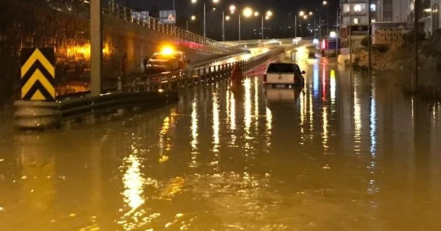 Kuşadası’nda sağanak yağış etkili oldu