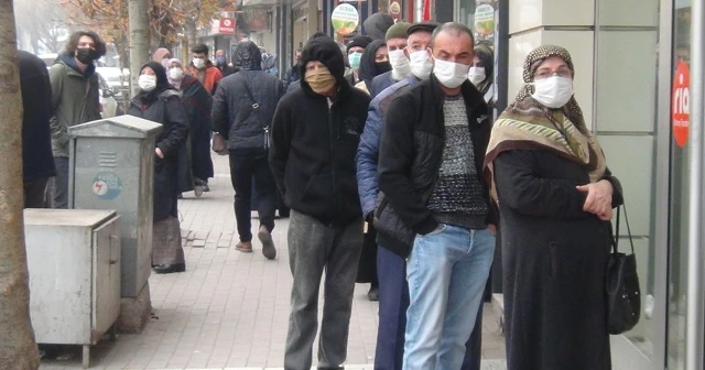 Kuyruklar koronaya davetiye çıkarıyor