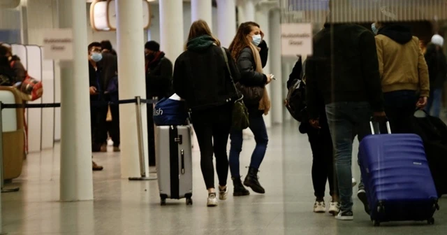 Londra&#039;daki Heathrow Havalimanı&#039;nda yoğunluk