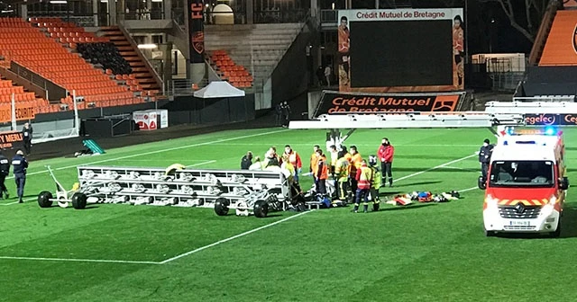 Lorient-Rennes maçının ardından üzerine projektör düşen görevli hayatını kaybetti