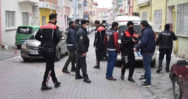 Malatya&#039;da annesini bıçakla rehin alan genci polis ikna etti