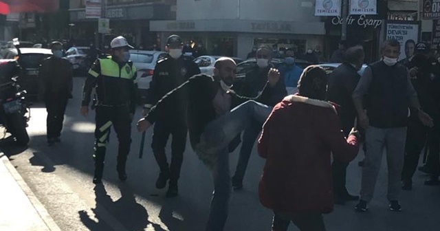 Maske takmayan şahıs kimlik soran polise bıçak çekti