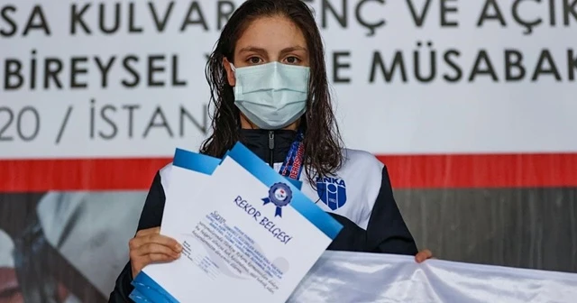 Milli yüzücü Merve Tuncel madalyasını aldı