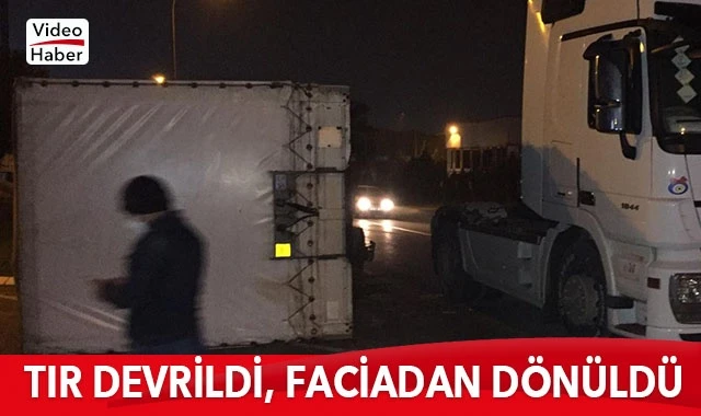 Mobilya yüklü tır devrildi, faciadan dönüldü