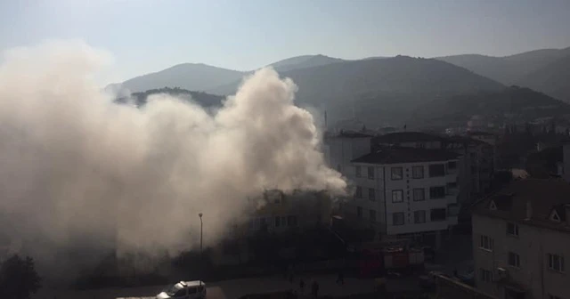 Odadan çıkan dumanı fark eden anne, çocuğunu kucağına alarak dışarıya çıktı