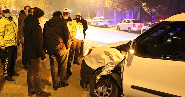 Polis aracına çarpan şahısların ‘şoför benim’ tartışması