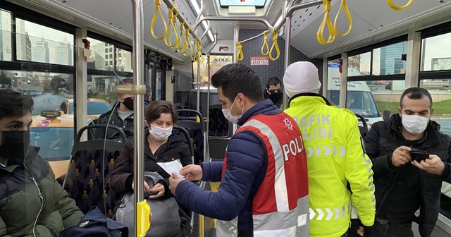 Polis ekipleri, İETT otobüsünde izin belgesi kontrolü yaptı