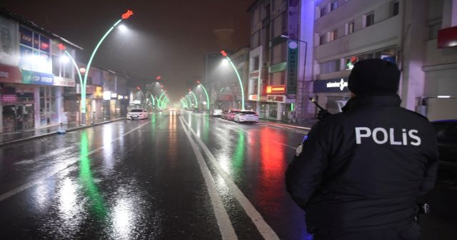 Polisten kar altında kısıtlama mesaisi