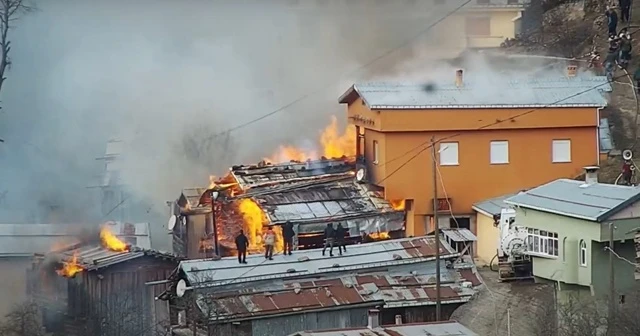 Rize’de çıkan yangında 7 ev tamamen yandı