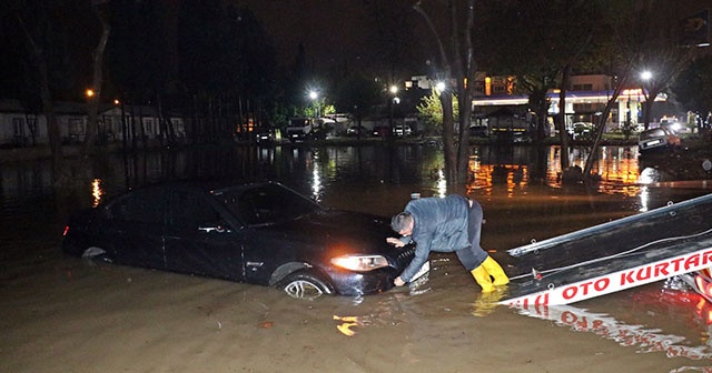 Etkili olan sağanak yağışta araçlar mahsur kaldı, ekipler teyakkuza geçti