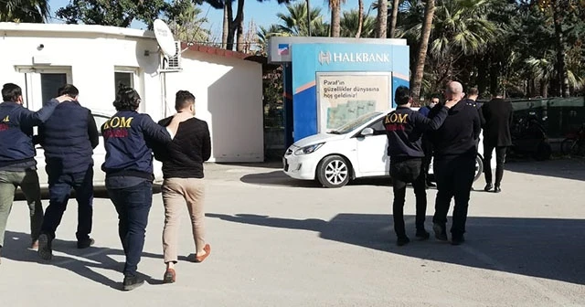 Sahte kimlik düzenleyip, dublör kullandılar, 1 milyonluk dükkanları üzerlerine geçirdiler