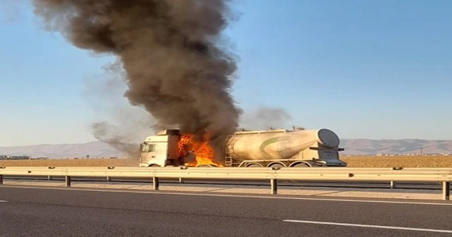 Seyir halindeki LPG tankeri alev aldı