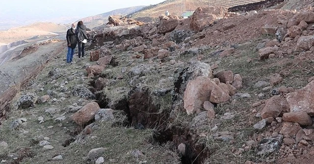 Siirt depreminin ardından oluşan derin yarıklar görüntülendi