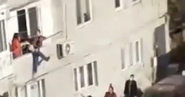 Bursa'da babası, pencereden atlamaya çalışan kızını son anda kurtardı