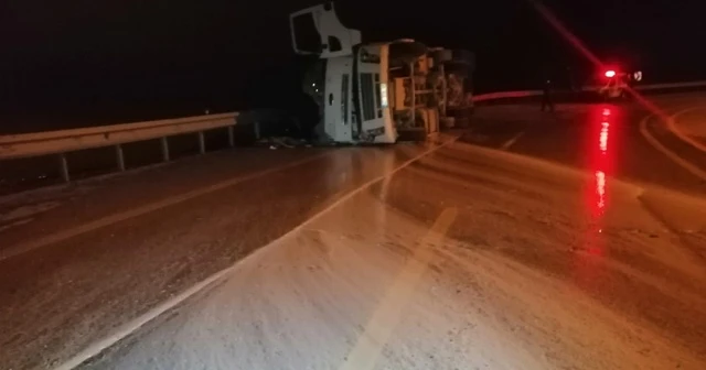 Süt tankeri devrildi, tonlarca süt yola döküldü