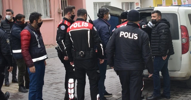 Tartıştığı annesini bıçakla rehin aldı