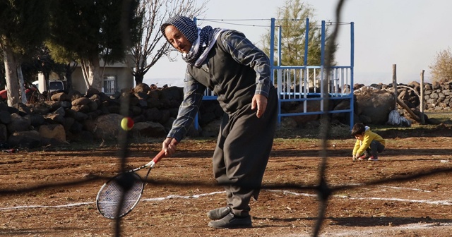 Tenisle tanışan köylüler yöresel kıyafetlerle raket sallıyor