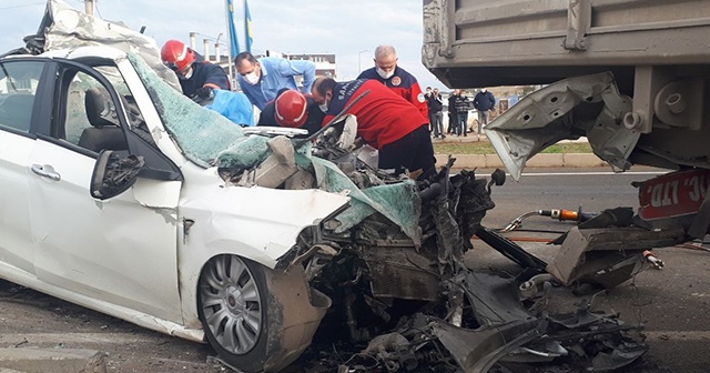 Tıra ok gibi saplanan otomobilin sürücüsü hayatını kaybetti