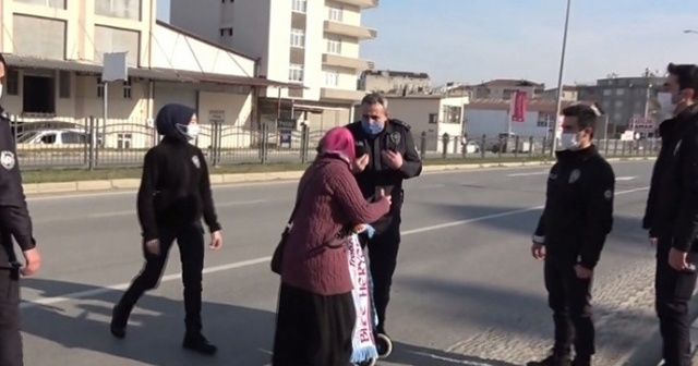 Trafiği tehlikeye düşüren kadın, polise zor anlar yaşattı