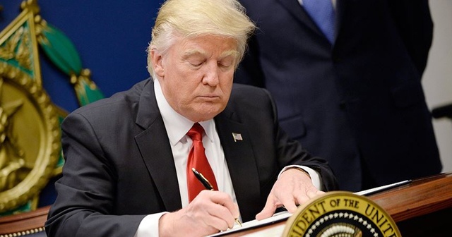 Trump, Covid-19 ekonomik destek paketini imzaladı