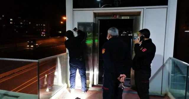 Üst geçidin asansöründe mahsur kalan 2 kardeşi itfaiye kurtardı