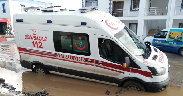 Vakaya giden ambulans çamura saplandı