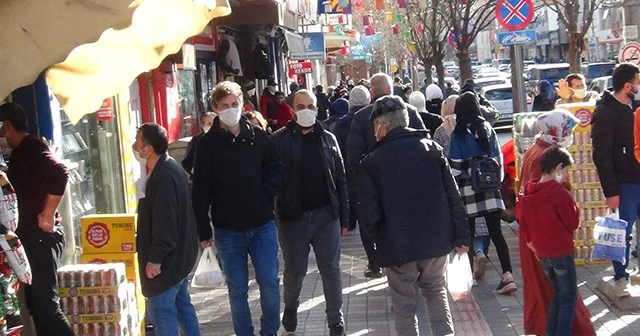 Vatandaşlar yılın son gününde sokaklara akın etti