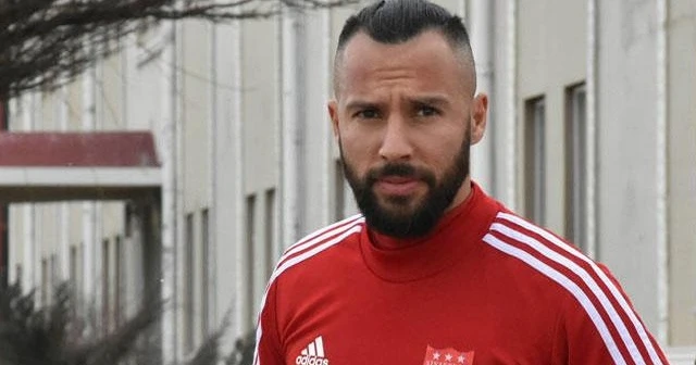 Yasin Öztekin, Kovid-19 testinin pozitif çıktığını açıkladı