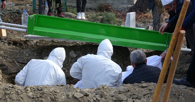 Yaşlı çift 15 gün ara ile korona virüse yenik düştü