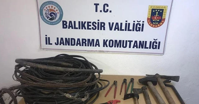 Yere gömülü kabloları sökerken suçüstü yakalandılar