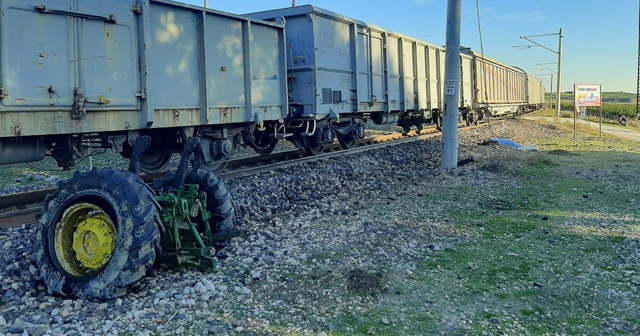 Yük treni hemzemin geçitte traktöre çarptı: 1 ölü