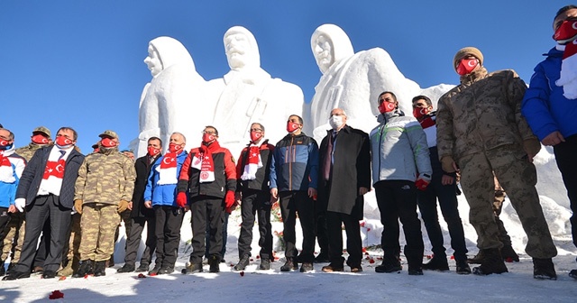 &#039;Sarıkamış şehitleri&#039; anısına yapılan kardan heykeller açıldı