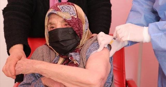 103 yaşındaki kadın, Kovid-19 aşısı oldu