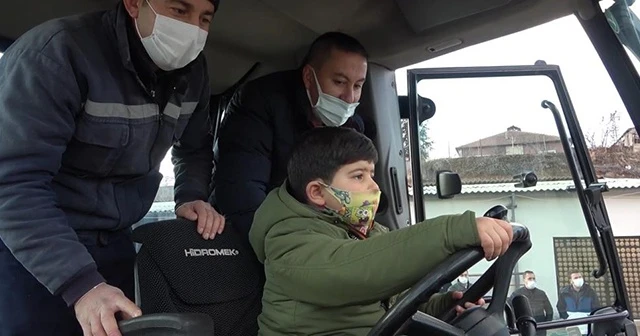 3 yaşında kepçe kullandı