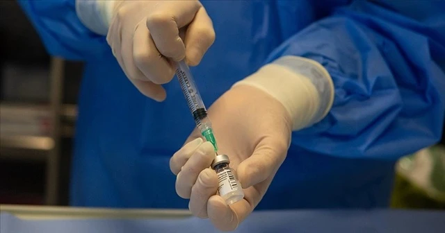 AB, BioNTech ile Pfizer'in aşısından 300 milyon doz daha alacak