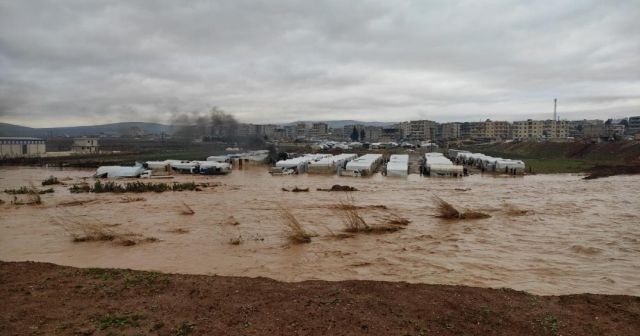 Afrin&#039;deki sığınmacı kampları sular altında kaldı
