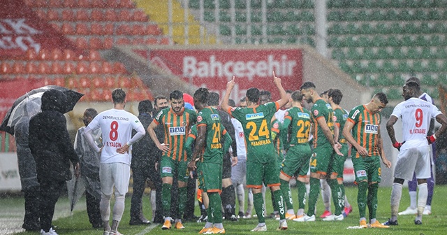 Alanyaspor - Sivasspor maçına yağmur engelli