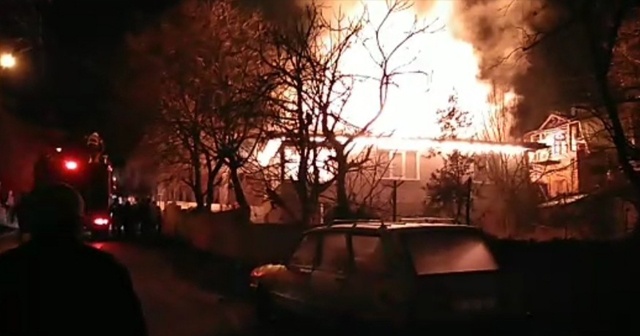 Amasya’da korkutan ev yangında alevler çatıyı sardı