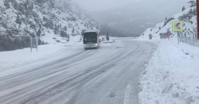 Antalya-Konya karayolunda kar kalınlığı 30 santimetreye ulaştı