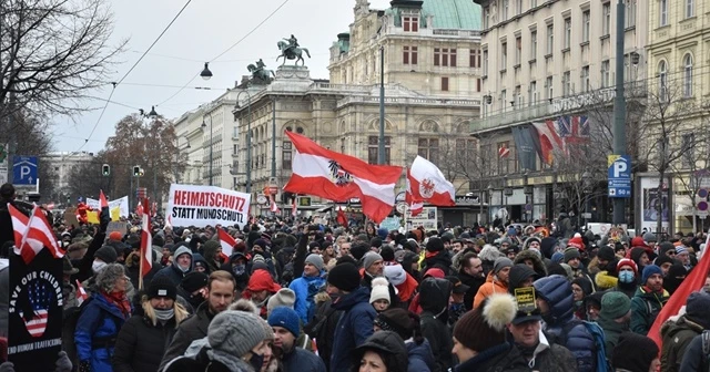 Avusturya’da binlerce gösterici Kovid-19 önlemlerini protesto etti